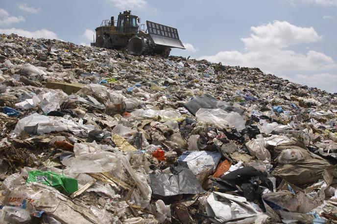 Smetišče | Največ smeti odvržemo kar med vožnjo z avtomobilom, pa tudi med selitvami.  | Foto Thinkstock