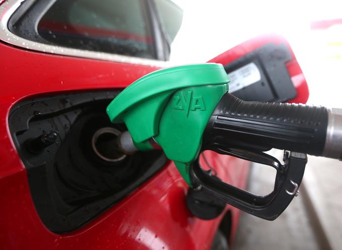Liter 95-oktanskega bencinskega goriva bo jutri na bencinskih črpalkah zunaj avtocest stal 1,242 evra (+ 0,036 evra), liter dizelskega goriva pa 1,147 evra (+ 0,037 evra). | Foto: Gregor Pavšič