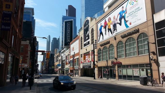Toronto je se šestimi milijoni prebivalcev največje kanadsko mesto in eno od svetovnih finančnih središč.  | Foto: 