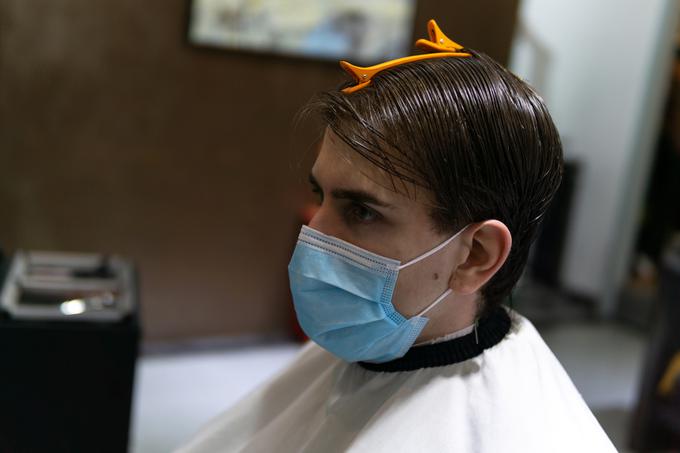 Po vnovičnem odprtju frizerskih salonov bomo pri frizerju najverjetneje z zaščitno masko.  | Foto: Getty Images