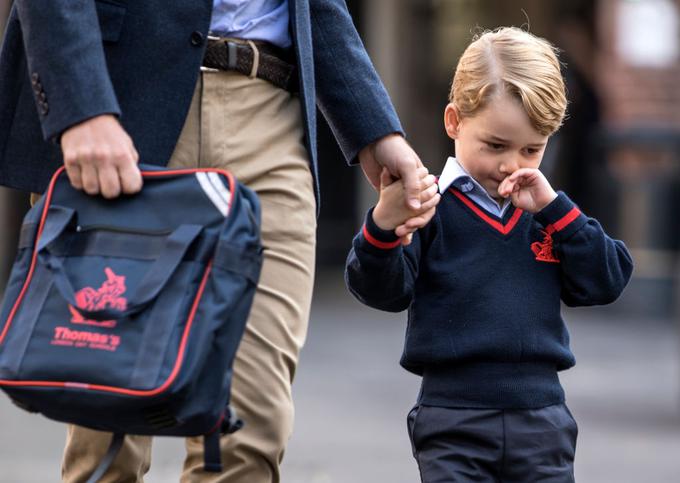 Oče William je na prvi šolski dan nosil sinovo šolsko torbo. | Foto: Getty Images