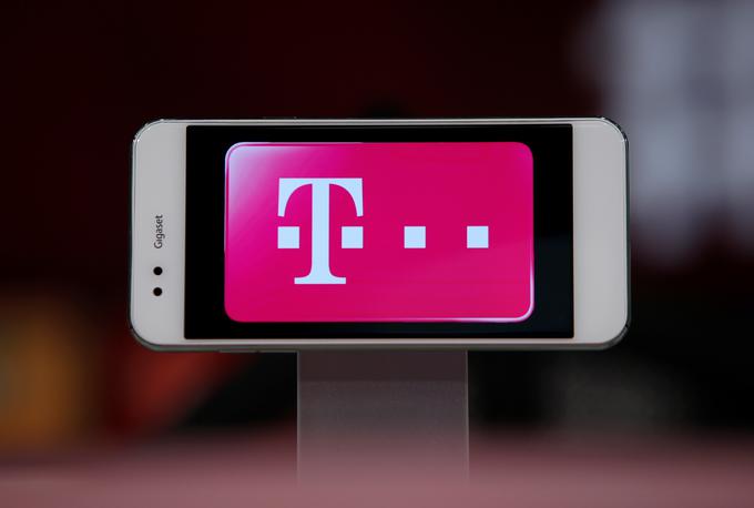 Nemški Deutsche Telekom ima po svetu okoli 100 milijonov uporabnikov mobilnih telefonov. Deluje v več kot 50 državah po svetu in ima tržno vrednost 69,9 milijarde evrov. Že zdaj več kot polovico svojih prihodkov ustvari zunaj Nemčije. | Foto: Reuters
