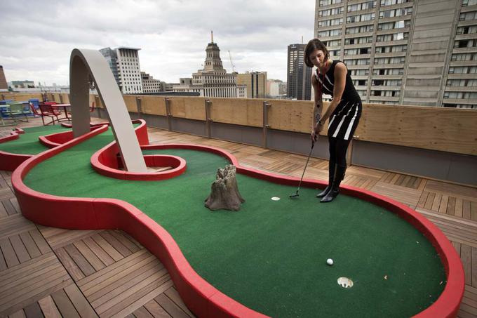 Ostanimo še malo v Torontu. Googlovi zaposleni imajo tam na strehi namreč igrišče za minigolf … | Foto: Reuters