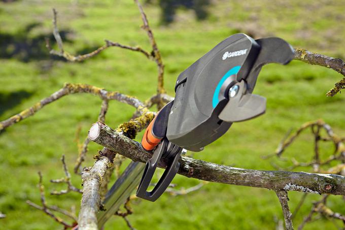GARDENA StarCut ponujajo varno obrezovanje vej visoko v krošnjah dreves in udobno delo. | Foto: Gardena