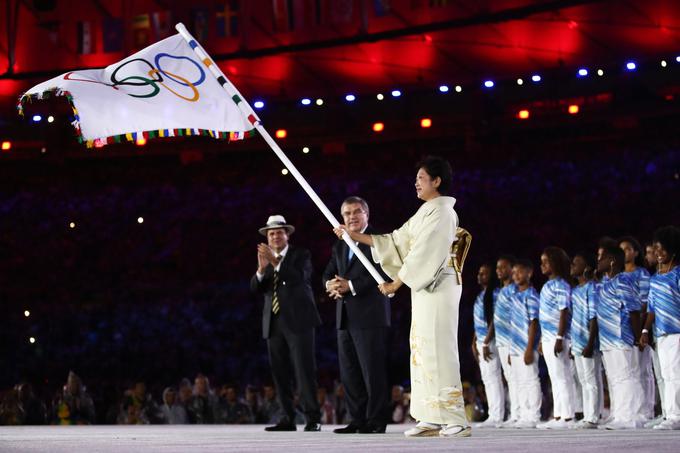 Guvernerka Tokia Yuriko Koike je na sklepni slovesnosti OI 2016 prevzela olimpijsko zastavo. | Foto: Guliverimage/Getty Images