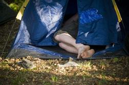 V kampu na šotor padla veja in ubila turistko