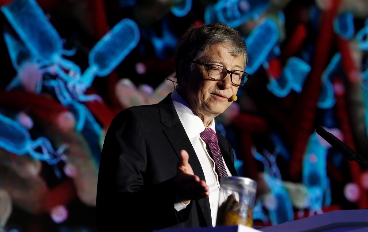 Bill Gates | Bill Gates kaže na posodo, v kateri so človeški iztrebki. Poslušalcem svojega nastopa ga je predstavil kot "posebnega gosta". | Foto Reuters