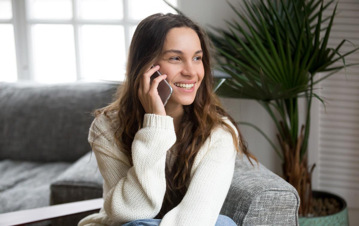 telefon. govorjenje po telefonu. klic | Telekom Austria je izbral Slovenijo kot prvo državo, kjer bo preizkusil digitalizirano ponudbo mobilne telefonije re:do kot povsem samostojno znamko. | Foto Shutterstock