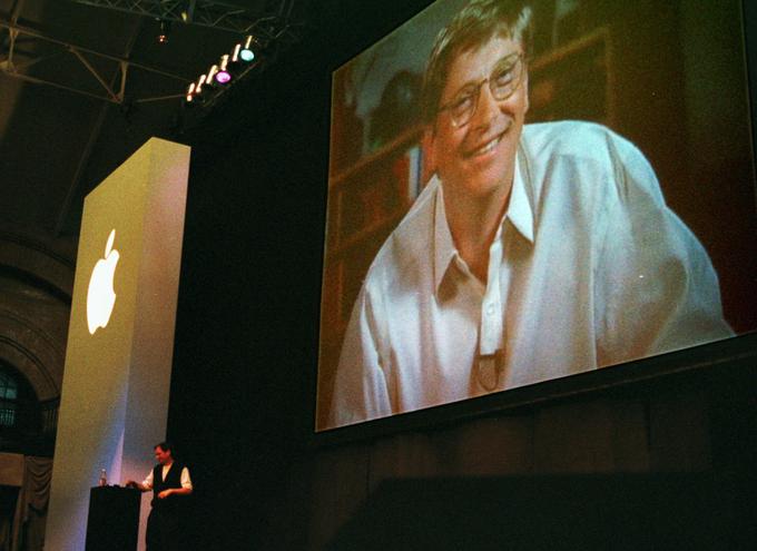 Fotografija z dogodka MacWorld leta 1997, ko je direktor Appla Steve Jobs (spodaj levo) oznanil Microsoftovo finančno injekcijo Applu, prek videokonference pa se je na velikem zaslonu oglasil tudi Bill Gates. | Foto: AP / Guliverimage