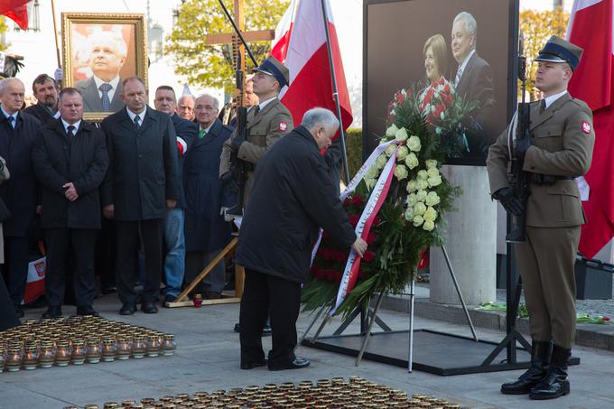 Jaroslaw Kaczynski polaga venec v spomin na brata Lecha in njegovo ženo Mario ob sedmi obletnici njune smrti v letalski nesreči. | Foto: Guliverimage