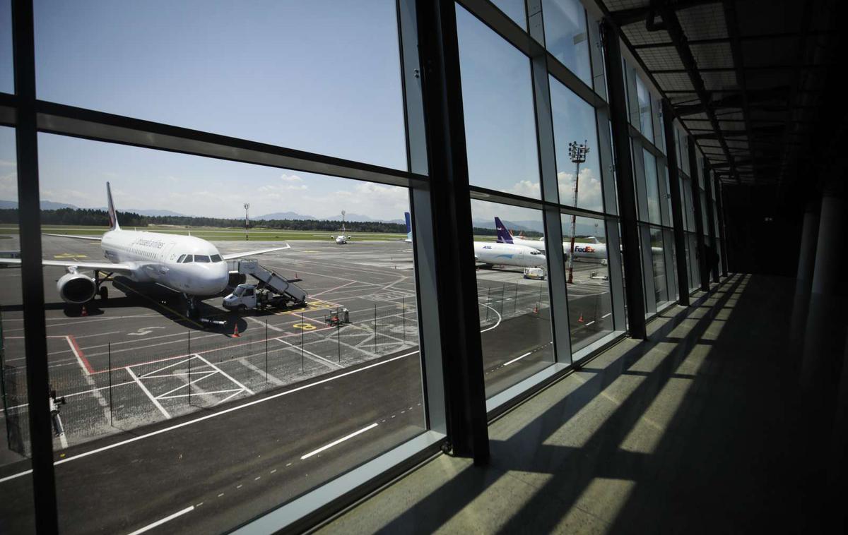 Letališče Jožeta Pučnika | Bruselj je odobril program subvencij za 50 odstotkov letaliških pristojbin na treh mednarodnih letališčih v Sloveniji. | Foto STA