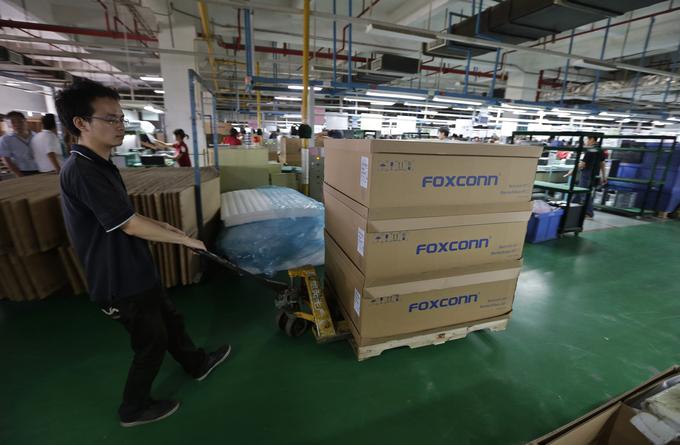 Velik delež proizvodnje za ameriški Apple opravijo kitajski obrati tajvanskega podjetja Foxconn. | Foto: Reuters