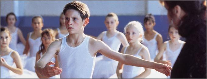 Enajstletni Billy Elliot živi z ovdovelim očetom in starejšim bratom v delavski četrti na severu Anglije. Njegovo življenje se spremeni, ko opazi učenke baleta, ki jih uči gospa Wilkinson (za oskarja nominirana Julie Walters). Dečka balet popolnoma prevzame in učiteljica je odločena, da mu bo nudila podporo. • V nedeljo, 3. 10., ob 20. uri na Planet PLUS.* | Foto: 