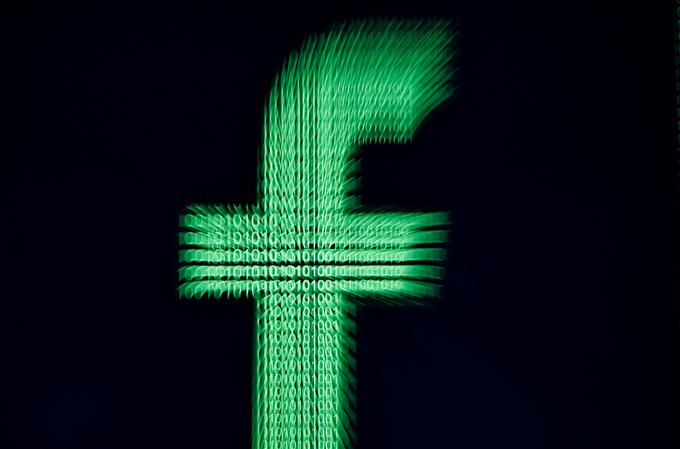 Facebook se je ta teden znašel v velikih težavah, ker je bilo razkrito, da so določeni posamezniki in podjetja zlorabili dostop do podatkov o članih družbenega omrežja ter jih uporabili v pridobitne namene in za manipulacijo z javnim mnenjem. Informacije o tem, kakšne podatke uporabniki na pladnju ponujajo Facebooku, so zato zdaj aktualne bolj kot kdajkoli. Kliknite na fotografijo o preberite več o škandalu, ki v teh dneh pretresa Facebook.  | Foto: Reuters