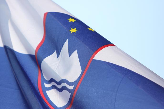 Slovenska zastava | Tudi leta 2021 je bil naravni prirast, tako kot vsa leta od 2017 naprej, negativen. Na letni ravni je znašal -4.277 oziroma -2 na tisoč prebivalcev. | Foto Vid Ponikvar