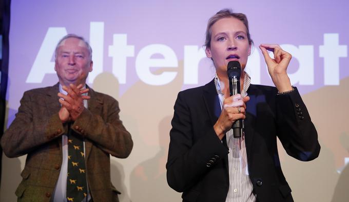 AfD je s svojim protimigrantskim programom postala tretja najmočnejša stranka v Nemčiji. Precej glasov je dobila zlasti na vzhodu države. V zvezni deželi Saška bo verjetno celo najmočnejša stranka. Na fotografiji: glavna kandidata stranke Alice Weidel in Alexander Gauland.  | Foto: Reuters