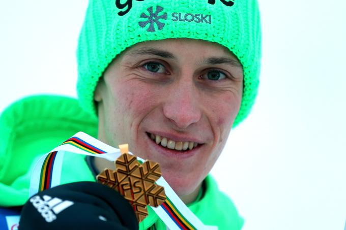 Januarja lani je zlata snežinka pripadla smučarskemu skakalcu Petru Prevcu, ki je na Kulmu postal svetovni prvak v smučarskih poletih. | Foto: Getty Images