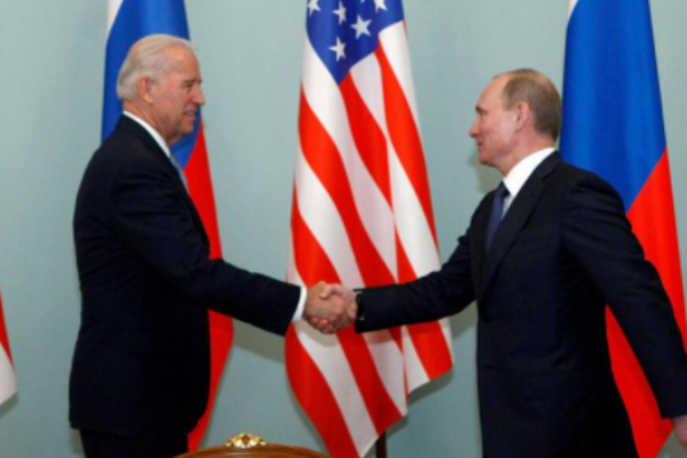 bIDEN IN pUTIN | Na vprašanje Putinu, ali je Rusija pripravljena na kompromis, je odgovoril z vprašanjem, kaj to sploh pomeni. "Seveda pogajanja pomenijo, da bomo upoštevali ameriške skrbi," je dejal. | Foto Twitter