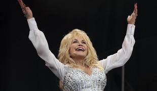 Dolly Parton pritegnila daleč največ navdušencev na rock festivalu (foto)
