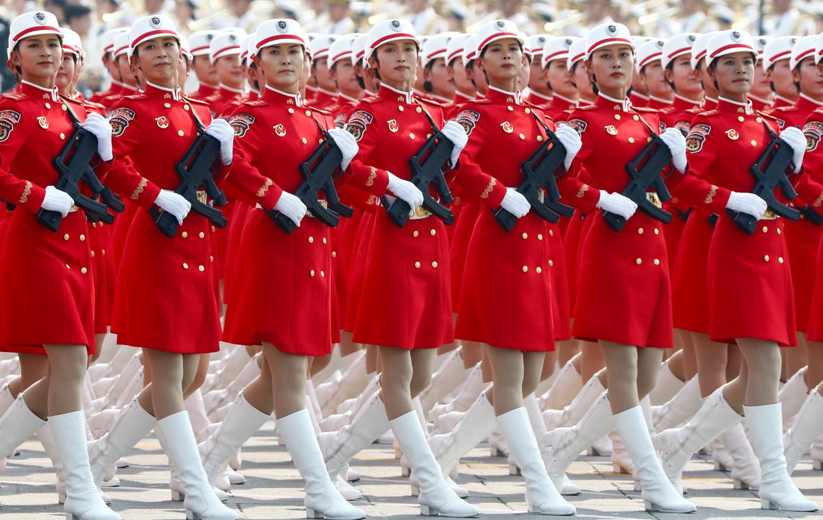 Kitajska. Vojaška parada. | Kitajska za zdaj še precej vojaško zaostaja za ZDA, ki je vojaško prisotna na vseh petih celinah. | Foto Reuters