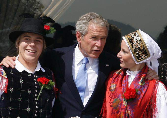 Nekdanji ameriški predsednik George Bush mlajši je Slovenijo obiskal dvakrat. Leta 2008 je ob obisku naše države izjavil, da je Slovenija "velik košček nebes", kamor bi se nekoč rad vrnil kot turist. Njegov naslednik Barack Obama naše države ni obiskal nikoli. | Foto: Reuters