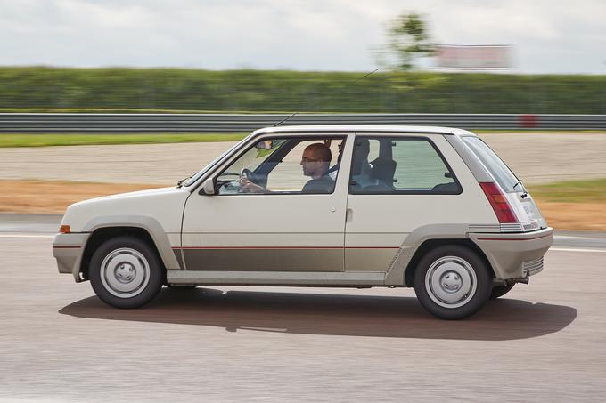 Renault je model 5 GT turbo predstavil februarja 1985. Uporabili so predelan štirivaljni 1,4-litrski motor in mu dodali Garretov zračno hlajeni turbinski polnilnik. Pri masi 850 kilogramov je zmogel avtomobil 115 'konjev' in pospešek do 100 km/h v 7,5 sekunde. Ob prenovi je dobil avtomobil vodno hlajeni turbinski polnilnik in zmogljivejši 120-'konjski' motor. Taka 'petka' je leta 1989 v sicer izjemno osiromašeni konkurenci dobila celo reli za svetovno prvenstvo na Slonokoščeni obali, v nekdanji Jugoslaviji pa je bil z njo državni prvak Brane Küzmič. | Foto: Renault