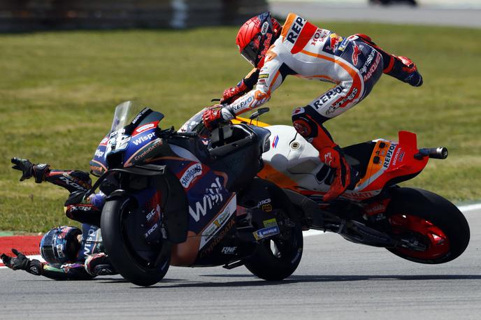 Portimao Marc Marquez Miguel Oliveira | Marc Marquez je s prednjo pnevmatiko siloviti trčil v Miguela Oliviero. | Foto Reuters