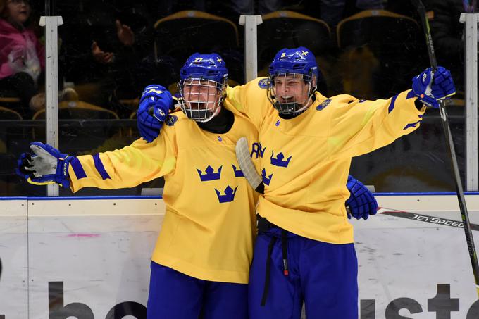 Alexander Holtz (levo) je po zapisih hokejskih strokovnjakov, ki so ga spremljali, za zadetek nevaren tudi iz najbolj nemogočih položajev. | Foto: Reuters