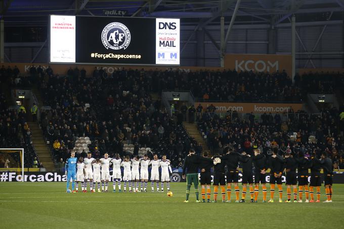 Čustveno je bilo tudi na tekmah angleškega pokala. Minuta molka pred tekmo med Newcastle Unitedom in Hull Cityjem. | Foto: Reuters