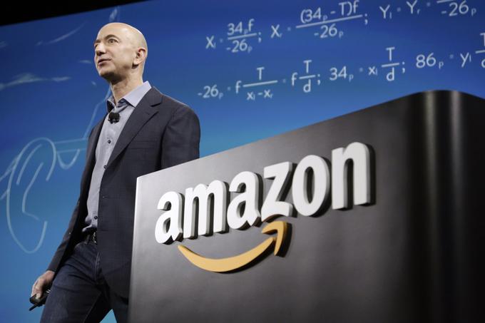 Amazon (na fotografiji prvi mož družbe Jeff Bezos) se poskuša uveljaviti tudi kot pomemben igralec v svetu mode, a kot kaže, pri tem niso tako uspešni, kot si želijo. | Foto: Reuters