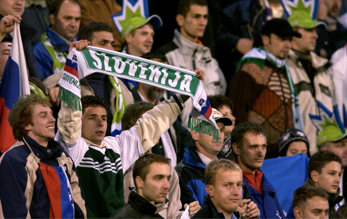 Slovenija Hrvaška Bežigrad 2003 Euro | Slovenska nogometna reprezentanca je leta 2001 v dodatnih kvalifikacij za SP 2002 izločila Romunijo (2:1 v Ljubljani in 1:1 v Bukarešto) in postavila "piko na i" nepozabni evforiji navijačev. | Foto Reuters