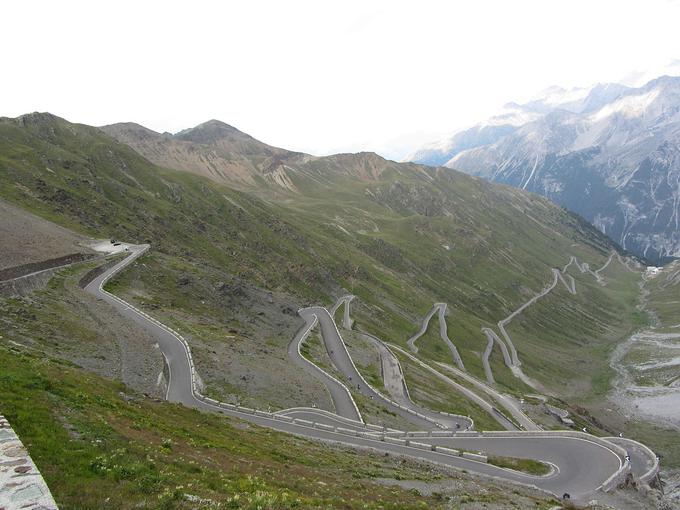 Prelaz Stelvio je eden najbolj prepoznavnih evropskih prelazov in s številnimi zavoji velja za vozniško ekstazo vseh navdušencev športnih avtomobilov in motorjev. | Foto: Wikipedia