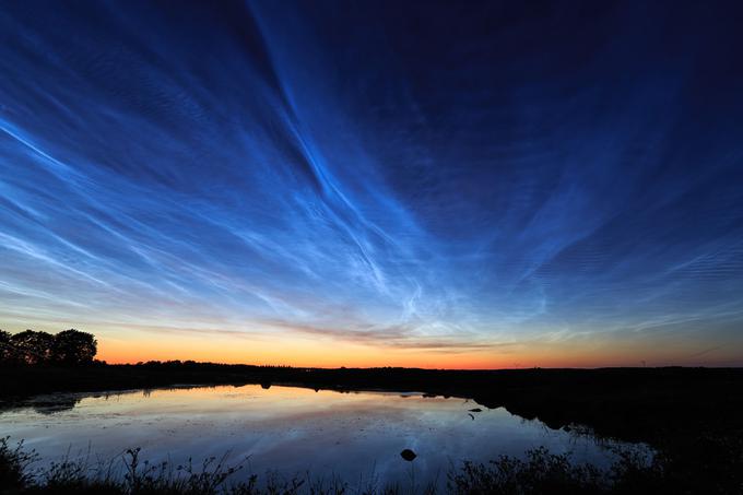 Od kod prihajata voda in prah, ki sta pogoj za nastanek svetlečih oblakov, v mezosfero, znanstvenikom še danes ni čisto jasno. Izvor prašnih delcev so najverjetneje razpadli meteoriti in tudi izpuhi vesoljskih plovil, voda pa morda uhaja skozi tako imenovane atmosferske žepe ali kanale, ki občasno nastanejo med različnimi sloji atmosfere. | Foto: Thomas Hilmes/Wikimedia Commons