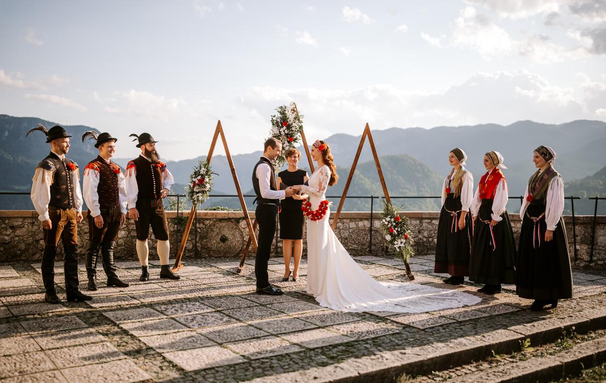 slovenska poroka | Organizatorka porok je pričarala tradicionalno slovensko poroko. | Foto Ana Gregorič Photography