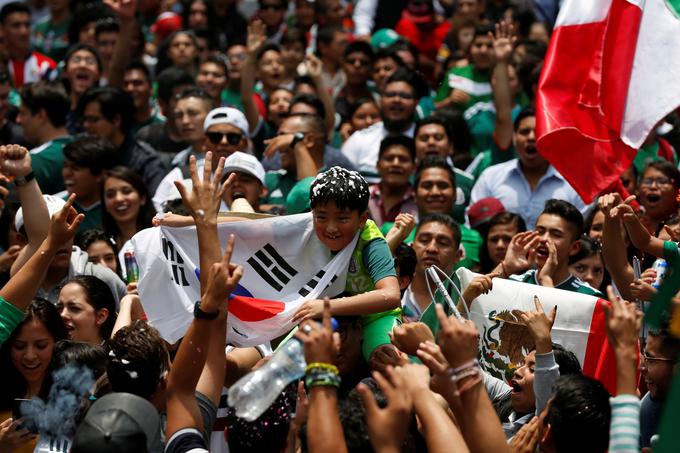 Veselje Mehičanov, ki obožujejo južnokorejsko zastavo. | Foto: Reuters