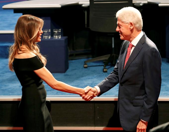 Pozdrav Melanie Trump in Billa Clintona. Zakonca Clinton sta bila med povabljenci na poroki Melanie z Donaldom leta 2005. | Foto: Reuters