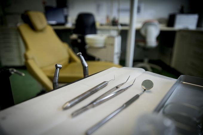 Starši, ki imajo sami tesnobo pred zobozdravnikov, naj se ne angažirajo pri pripravi otroka, saj otrok čuti tesnobo.  | Foto: Ana Kovač