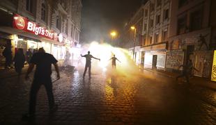 V Hamburgu tudi ponoči nasilni protesti in spopadi s policijo #foto