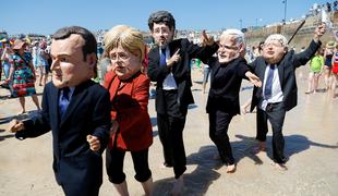 Oblečeni v svetovne voditelje ob robu G7 pozivali k ukrepanju #video #foto