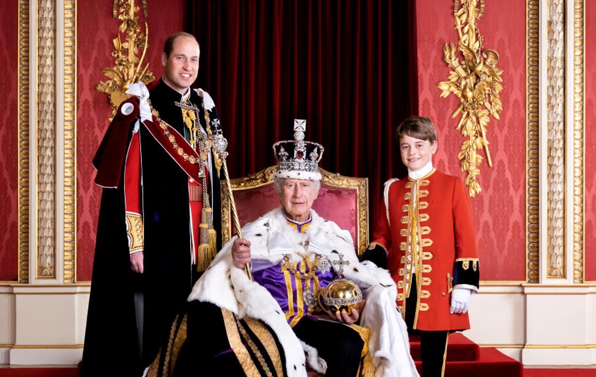 Kralj Karel III. s prestolonaslednikoma | Ob kralju na obeh straneh stojita William in George in se smehljata. | Foto Reuters