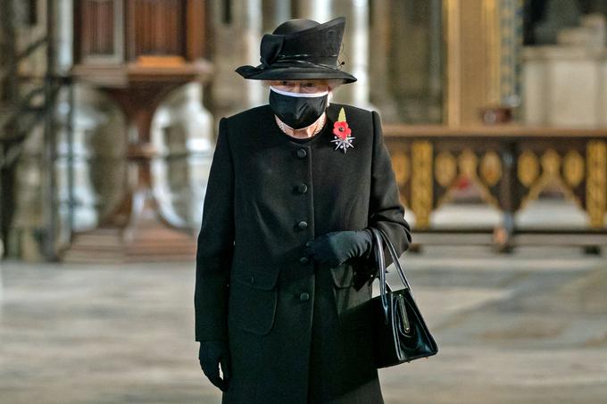 Kraljica je bila tokrat v javnosti prvič videna z zaščitno masko. | Foto: Reuters