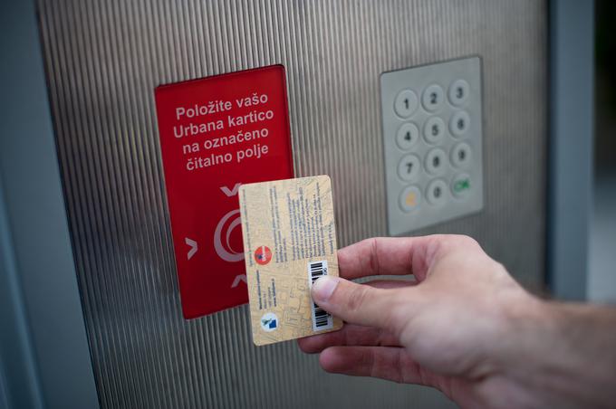 Rumena kartica Urbana ni primerna za terminske vozovnice. Ljubljanske mestne oblasti si želijo, da bi 90 odstotkov potnikov na mestnih avtobusih uporabljalo terminske vozovnice, a je zdaj ta delež (samo) 70-odstotni. | Foto: Matej Leskovšek
