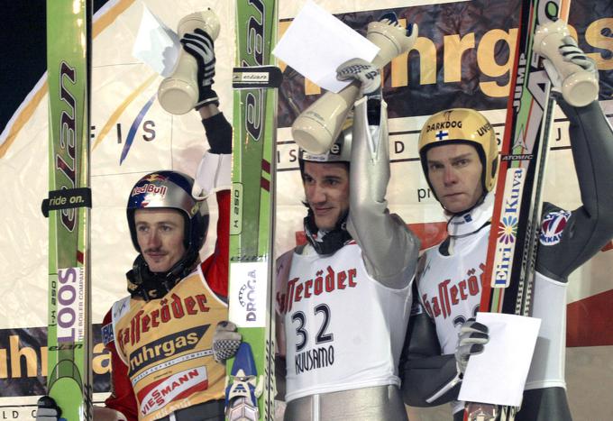 Primož Peterka na zmagovalnem odru v Kuusamu, kjer je leta 2002 ugnal Poljaka Adama Malysza in Finca Janneja Ahonena. | Foto: Getty Images