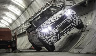 Land Rover globoko pod Londonom testiral evoqua s pomično streho (video)