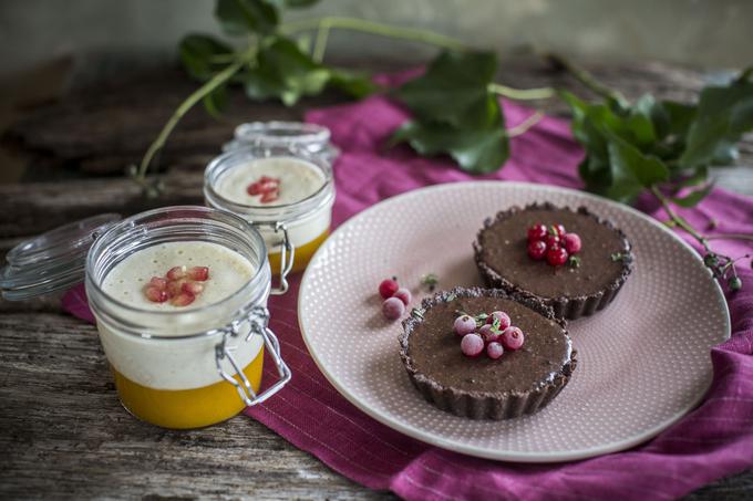 Kakijeva krema z musom bele čokolade, čokoladne tartelete z ingverjem, kardamomom in cimetom.  | Foto: Matej Leskovšek