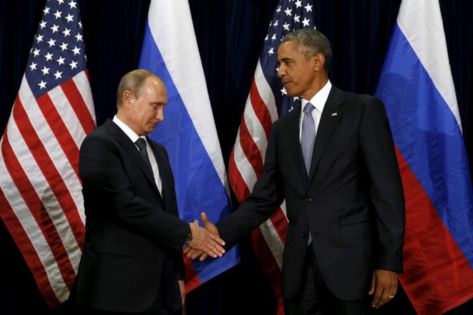 Barack Obama je tudi že poklical Vladimirja Putina, ga seznanil z dogajanjem in izrazil svoje skrbi glede nastalega položaja. Kaj mu je odgovoril Putin, ni znano, je pa Kremelj včeraj zanikal vse obtožbe, ki najvišje uradnike Rusije bremenijo sodelovanja v hekerskih napadih.  | Foto: Reuters