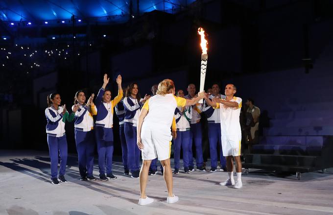 Ko je Hortencia Marcari predala baklo hitronogemu rojaku, je bilo jasno, komu bo pripadla častna vloga prižiganja olimpijskega ognja. | Foto: Reuters