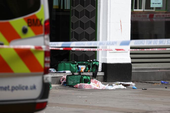 London, napad, nož, zabodli dva policista | Ropar je policista napadel, ko sta mu skušala preprečiti rop, navaja neki očividec.  | Foto Reuters
