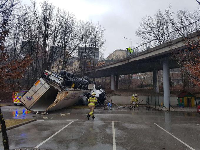 nesreča tovornjak Kranj | Foto: Gasilsko reševalna služba Kranj