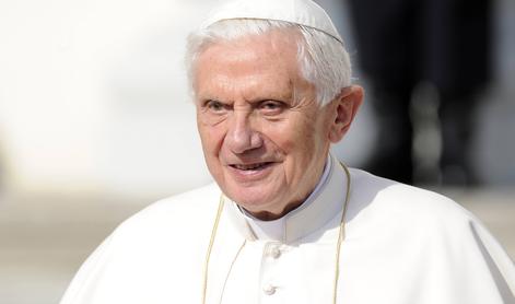 Iz cerkve ukradli križ pokojnega papeža Benedikta XVI.